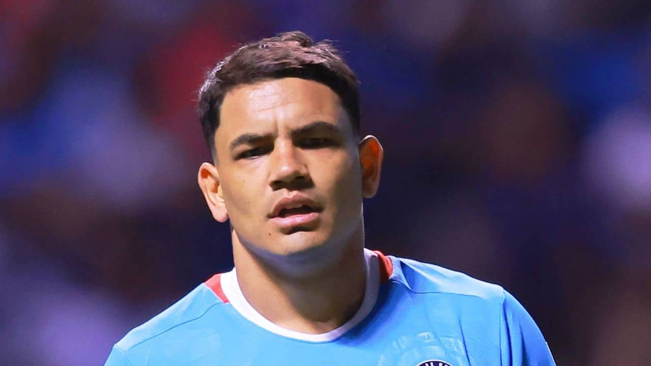 Estalla la polémica en el Chivas vs Cruz Azul: El gol del Toro Fernández anulado enciende las redes