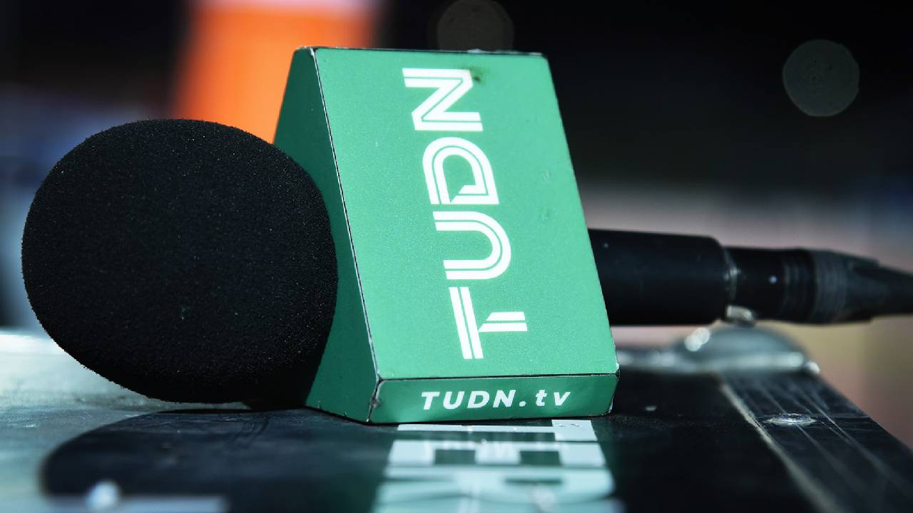 TUDN perdería a uno de sus comentaristas estrellas y revelan a qué televisora llegaría