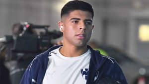 Víctor Guzmán causa baja en Tri en primer entrenamiento.