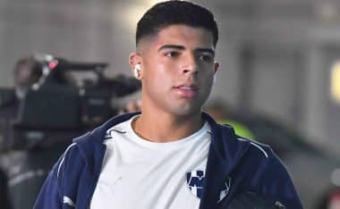 Víctor Guzmán causa baja en Tri en primer entrenamiento.