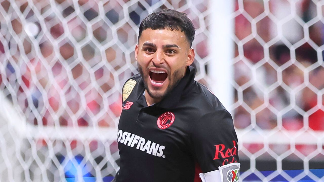 El romántico gesto de Alexis Vega con su esposa en el Chivas vs Toluca que enfureció al Guadalajara