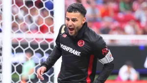 Alexis Vega le lanza indirecta a Chivas tras renovar con Toluca: “Qué afortunado…”