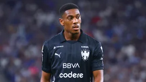 Esposa de Anthony Martial comparte íntimo momento del futbolista y demuestra que es un hombre de fe