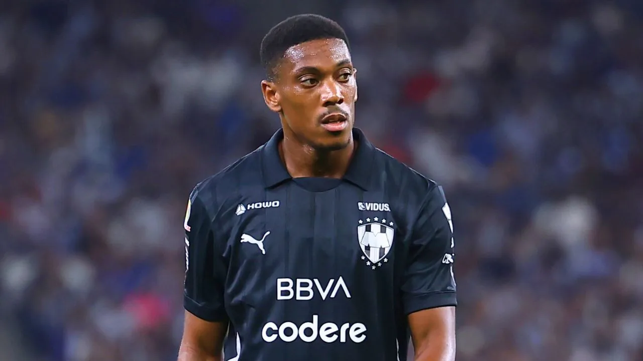 Esposa de Anthony Martial comparte íntimo momento del futbolista y demuestra que es un hombre de fe.