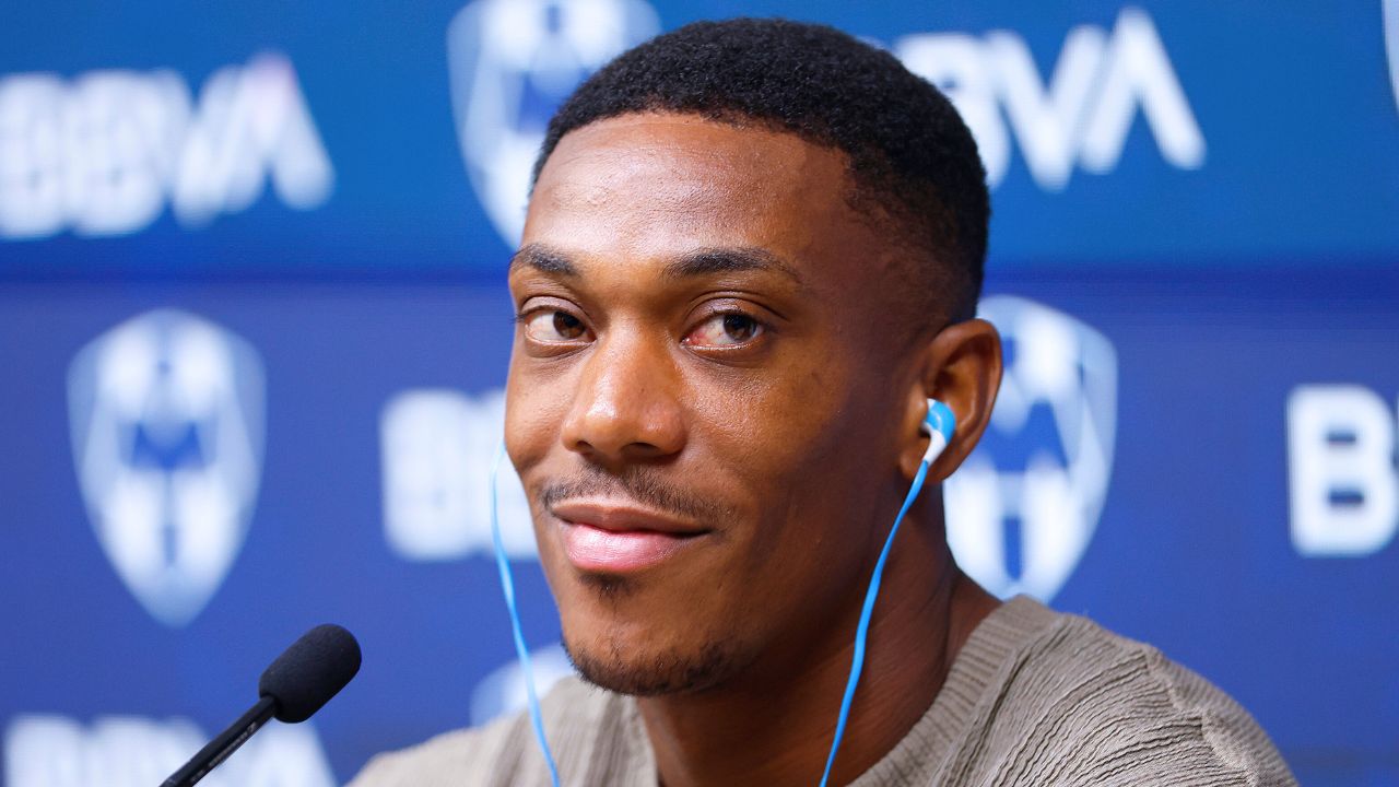 Alerta sísmica le juega mala pasada a Anthony Martial durante presentación con Rayados de Monterrey: Así reaccionó