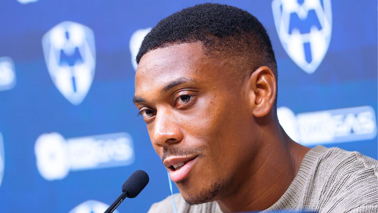 Esposa de Anthony Martial queda impactada con el Gigante de Acero y así reaccionó a la casa de Rayados de Monterrey