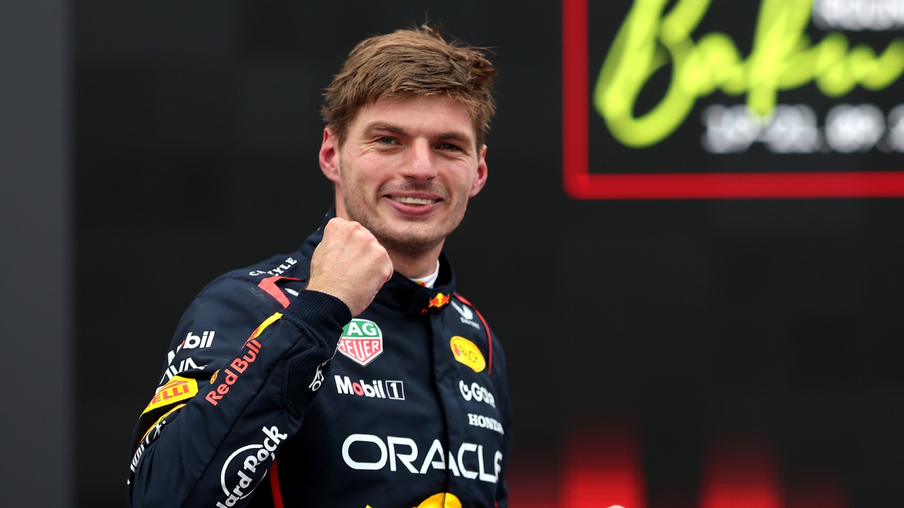 Max Verstappen festejando su triunfo en el Gran Premio de Azerbaiyán de la Fórmula 1 con Red Bull