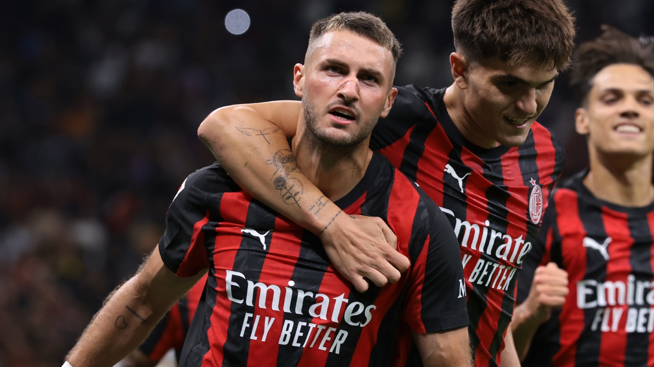 Santiago Giménez celebrando su gol en el partido de AC Milan contra Lecce en la Coppa Italia