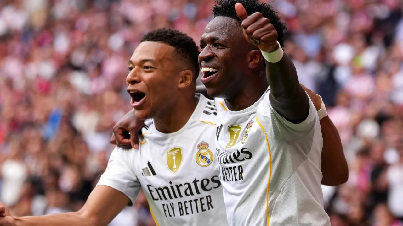 Kylian Mbappé y Vinícius en el derbi Atlético de Madrid vs Real Madrid