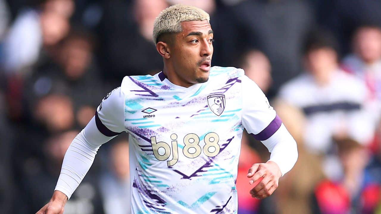Bournemouth da sacudida a Julián Araujo y ficha a Jiménez del AC Milan