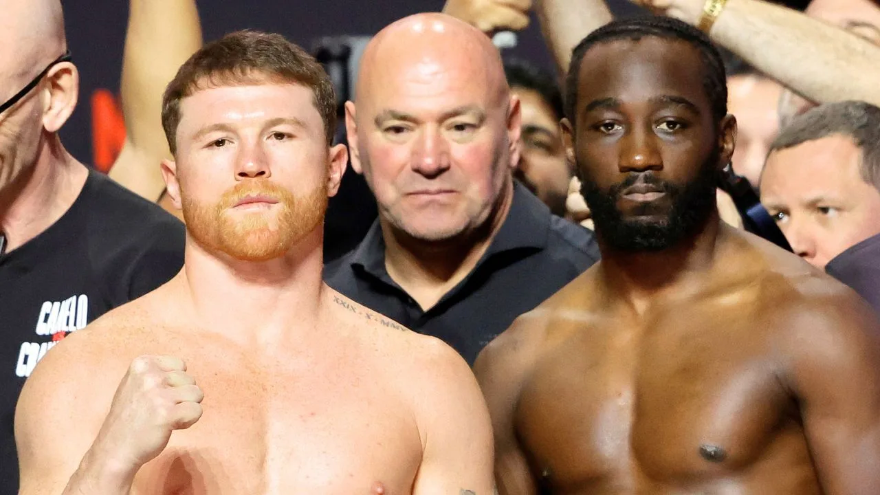 Canelo Álvarez muestra el músculo y da primer gancho a Terence Crawford en ceremonia de pesaje