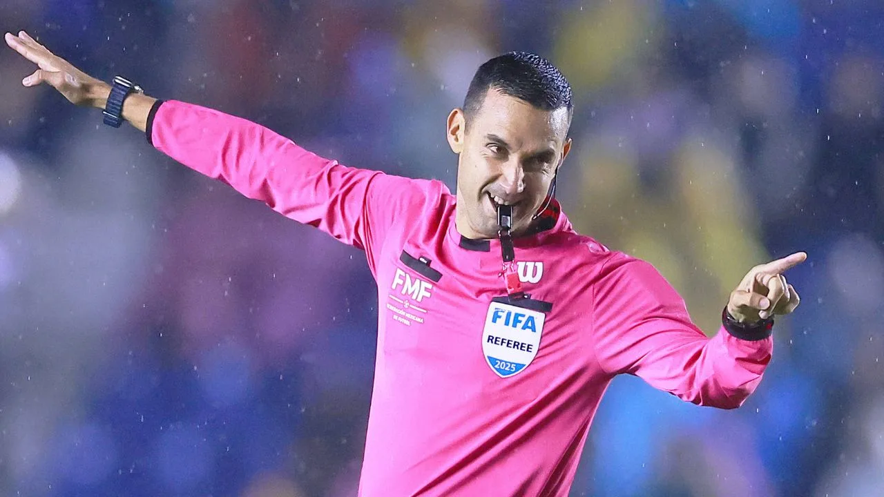 César Arturo Ramos, árbitro del partido de América vs Pumas. 