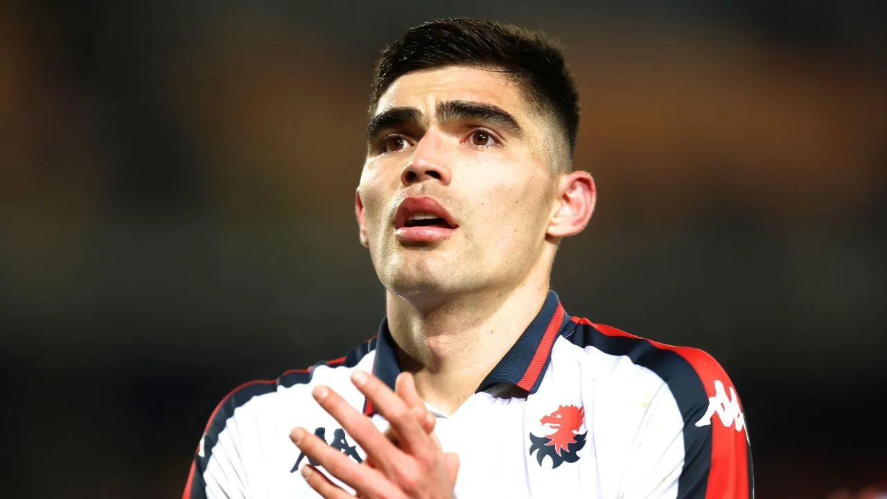 Genoa desata controversia tras anunciar renovación de Johan Vásquez con polémica foto que luego borró