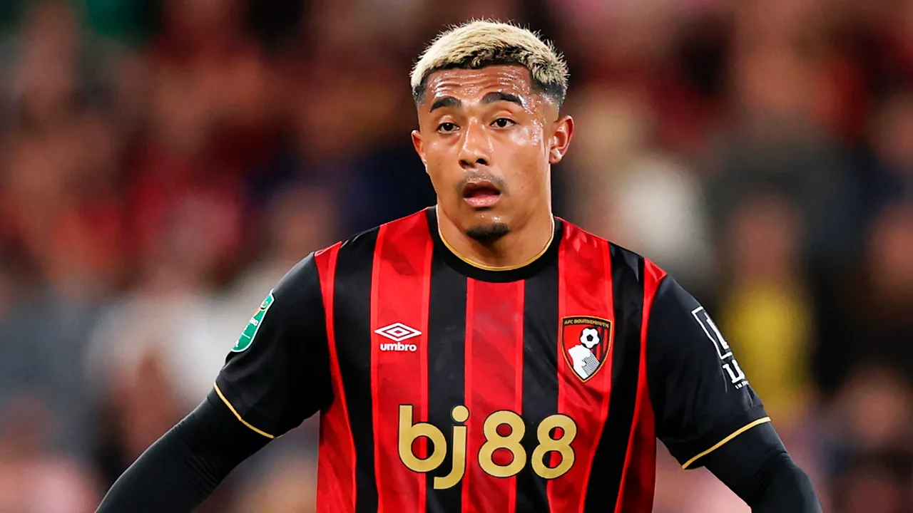 Julián Araujo no suma minutos en Bournemouth.
