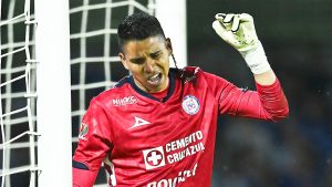 Kevin Mier recibe fuertes críticas tras cometer un grave error en Cruz Azul vs Querétaro por el Apertura 2025