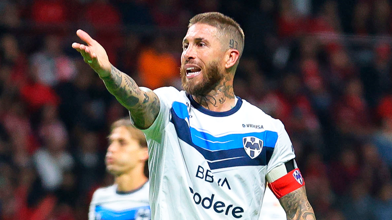Sergio Ramos ejecutó un penal a lo Panenka y lo erró.