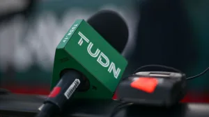 Narrador de TUDN casi se va a los golpes con analista arbitral tras el América vs Pumas