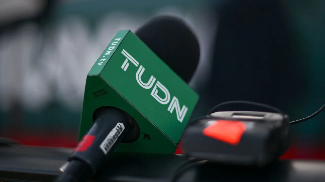Narrador de TUDN y analista arbitral protagonizan pleito.
