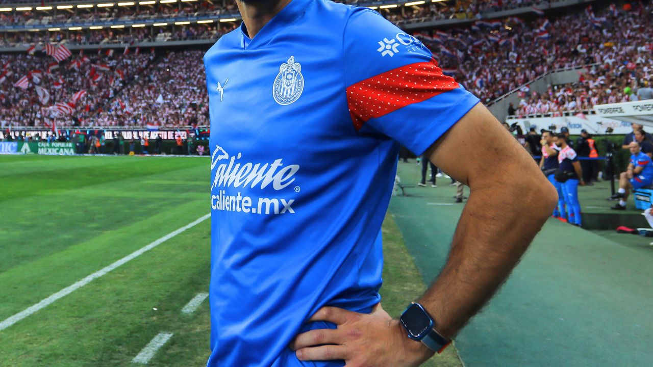 En medio de rumores sobre Gabriel Milito, un viejo conocido levanta la mano para regresar a Chivas