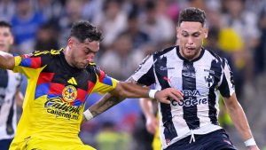 Ocampos y Cáceres en pleno Monterrey vs América.