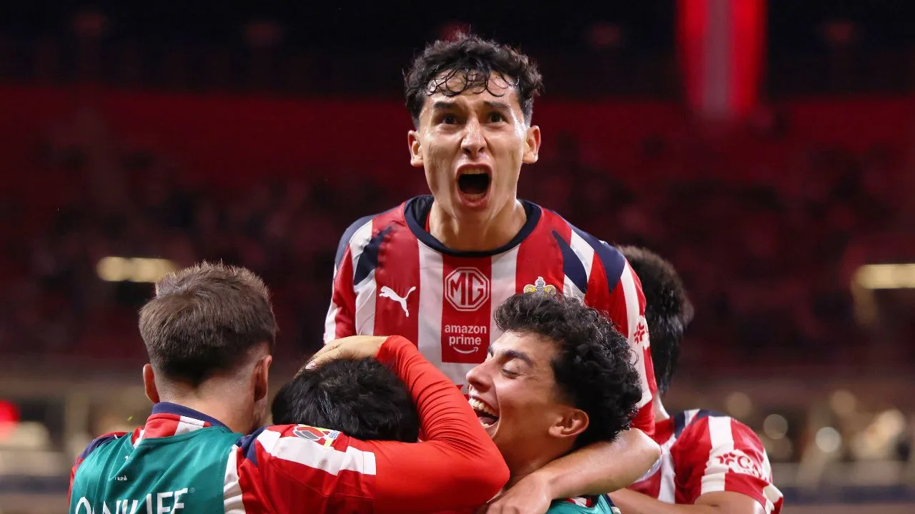 Jugadores de Chivas celebran tras gol de Samir Inda. 