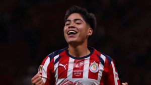 Chivas en riesgo de perder el partido ante Necaxa por una polémica acción en el campo