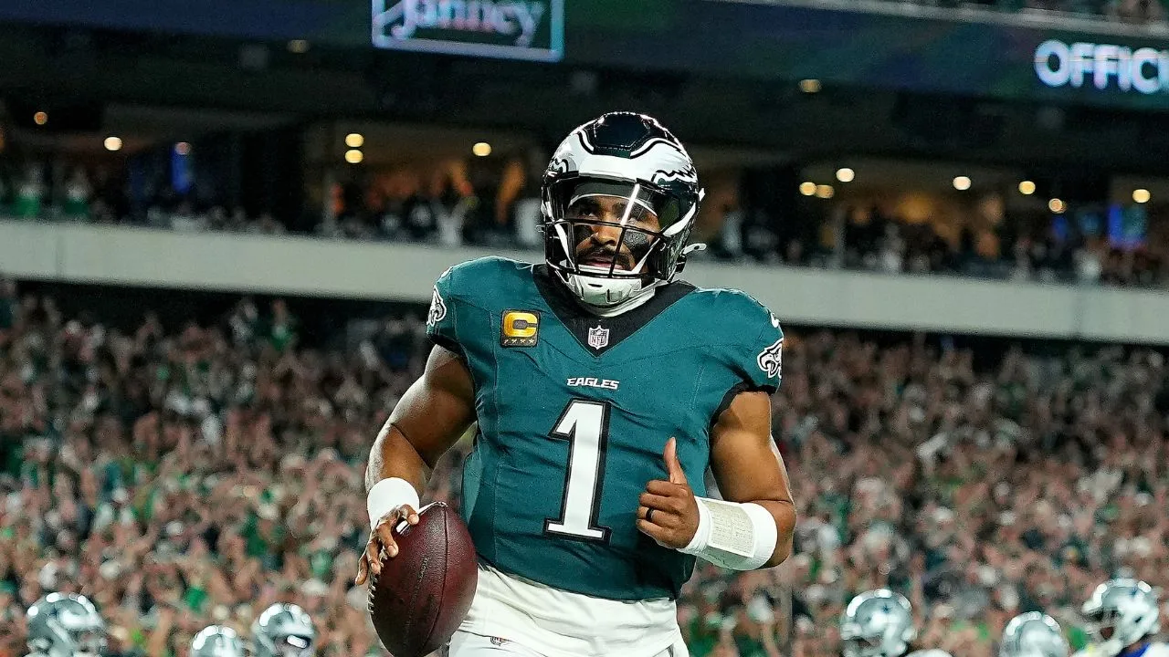 ¡A lo Luis Suárez! Jalen Carter escupe a un rival en el Eagles vs Cowboys y termina descalificado