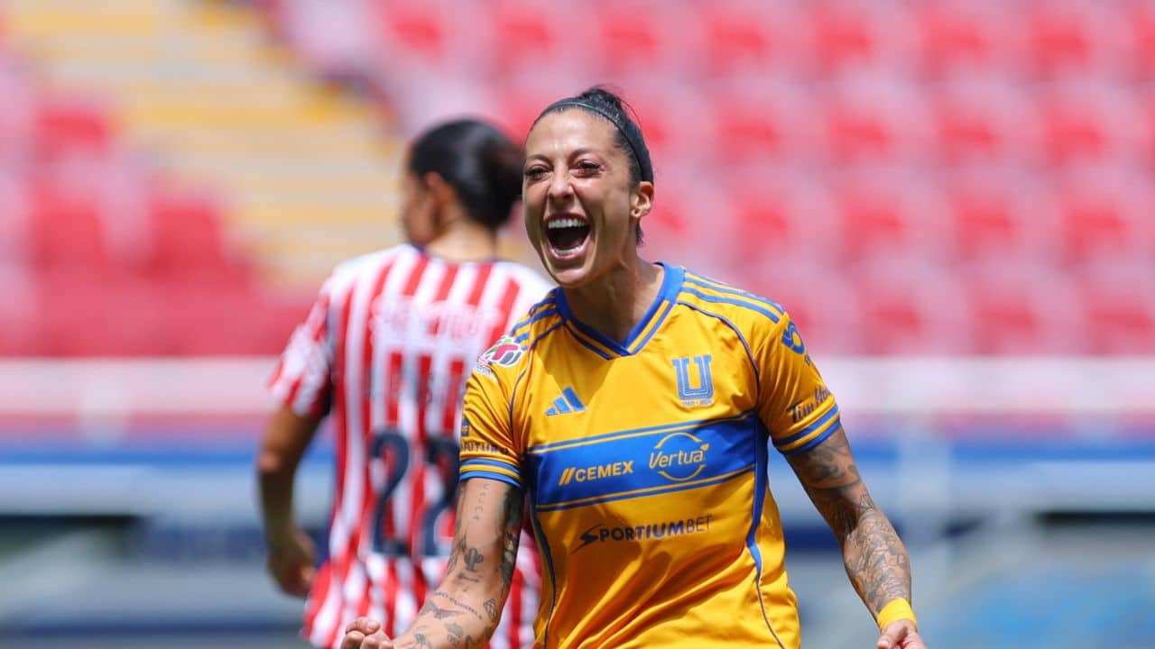 Jenni Hermoso de Tigres Femenil anota golazo olímpico en la goleada a Chivas