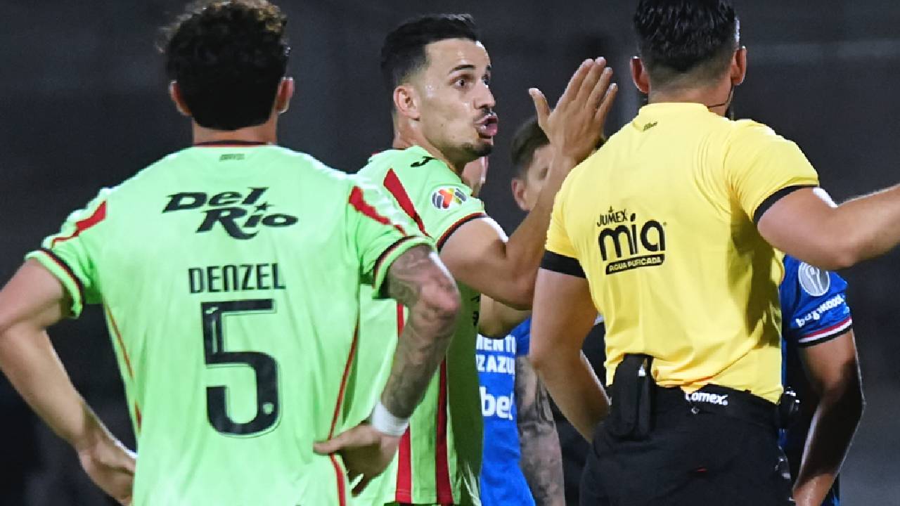Lo que casi nadie vio en TV: Jugadores de FC Juárez, cerca de los golpes, tras derrota ante Cruz Azul | VIDEO
