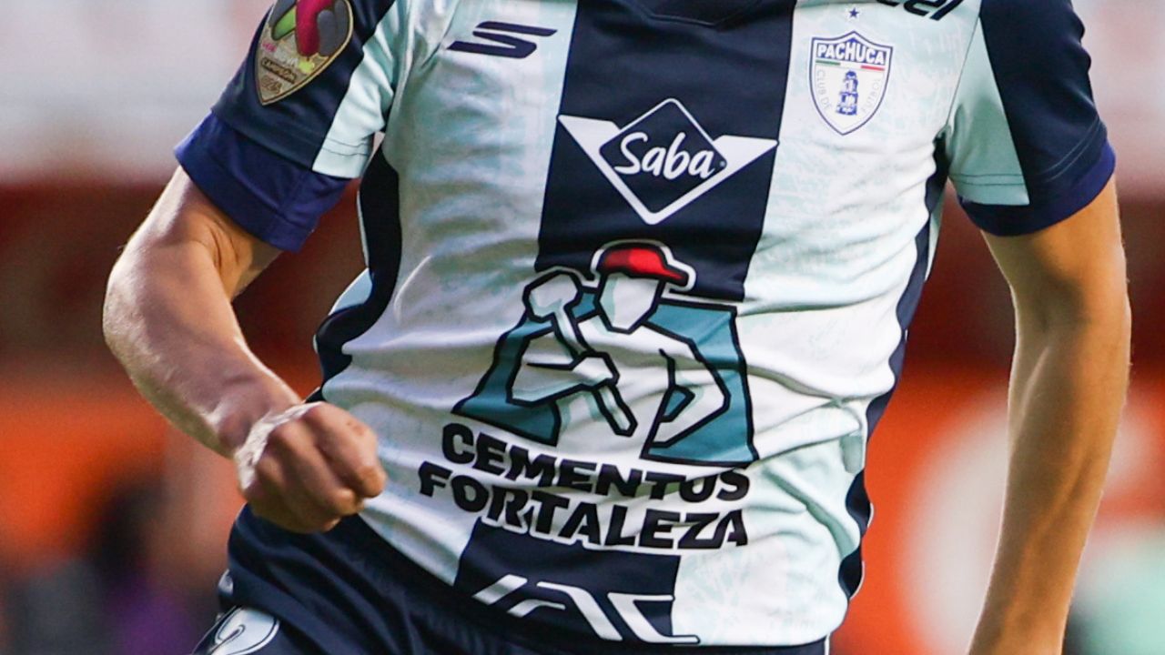 Figura del Pachuca le hizo imperdonable seña obscena a hinchas del América en pleno partido