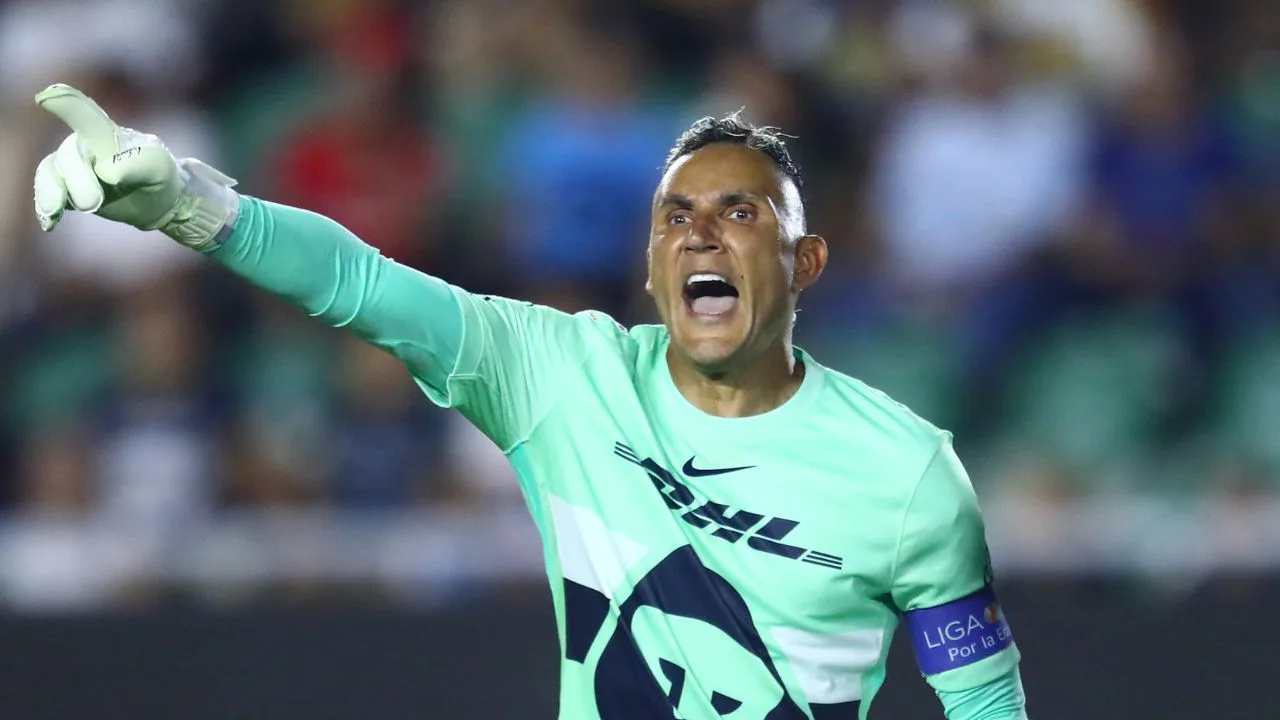 Keylor Navas salva a los Pumas ante Mazatlán y para un penal que silencia a El Encanto