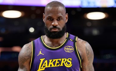 LeBron James habla de sus millones en el banco.