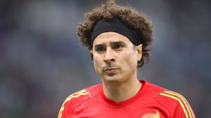 Memo Ochoa negocia su futuro en la Liga MX.