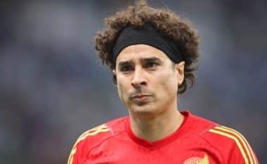 Memo Ochoa negocia su futuro en la Liga MX.