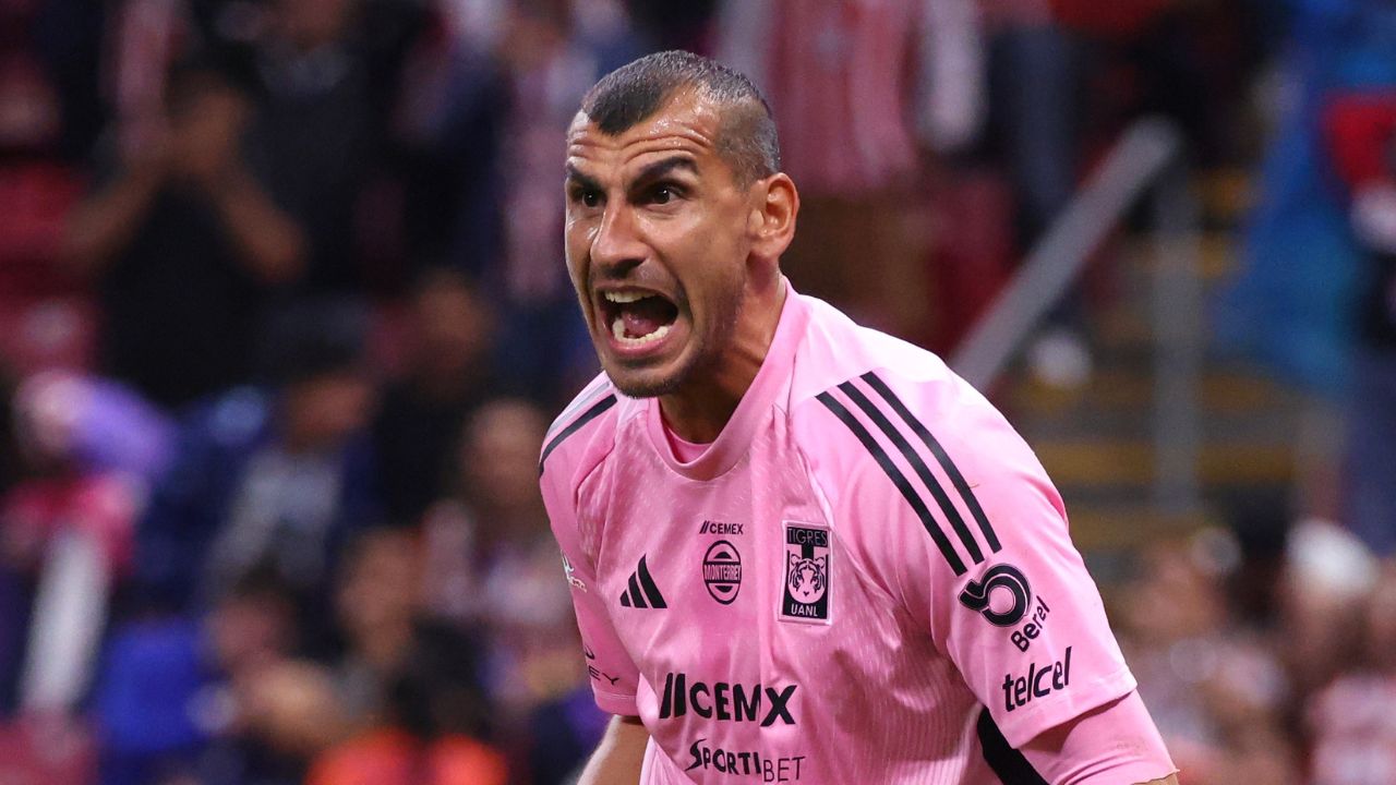 Nahuel Guzmán le aguó la fiesta a Chivas tras grosero error de Javier Aquino de Tigres