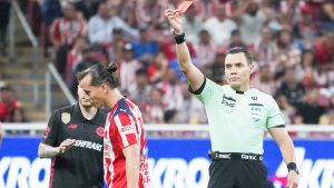 Oso González pagó caro una dura entrada en Chivas vs Toluca.