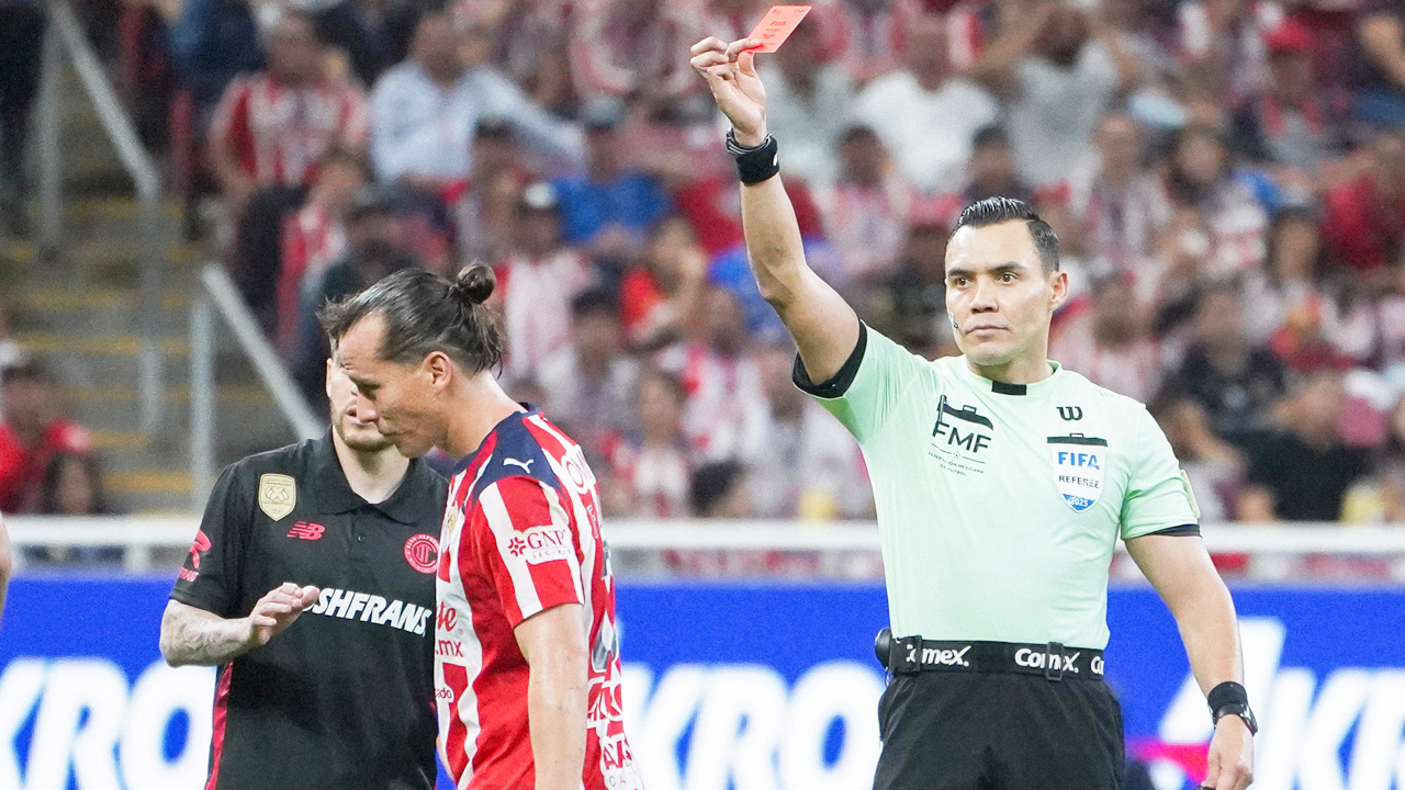 Chivas sufre dolorosa derrota ante Toluca y Oso González ve la roja por durísima falta sobre Alexis Vega | Video