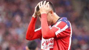 Piojo Alvarado será baja en Chivas y preocupa su lesión.