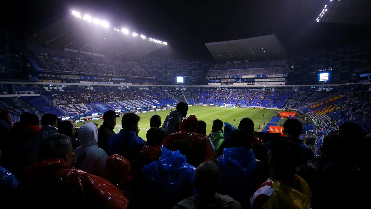 El duelo de Puebla vs Chivas se retrasó debido al mal tiempo. 