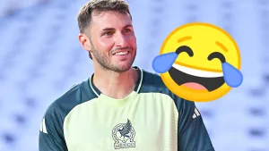 Santiago Giménez sacó a relucir su lado humorístico.