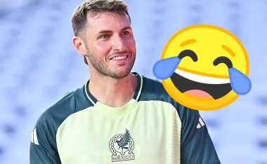 Santiago Giménez sacó a relucir su lado humorístico.