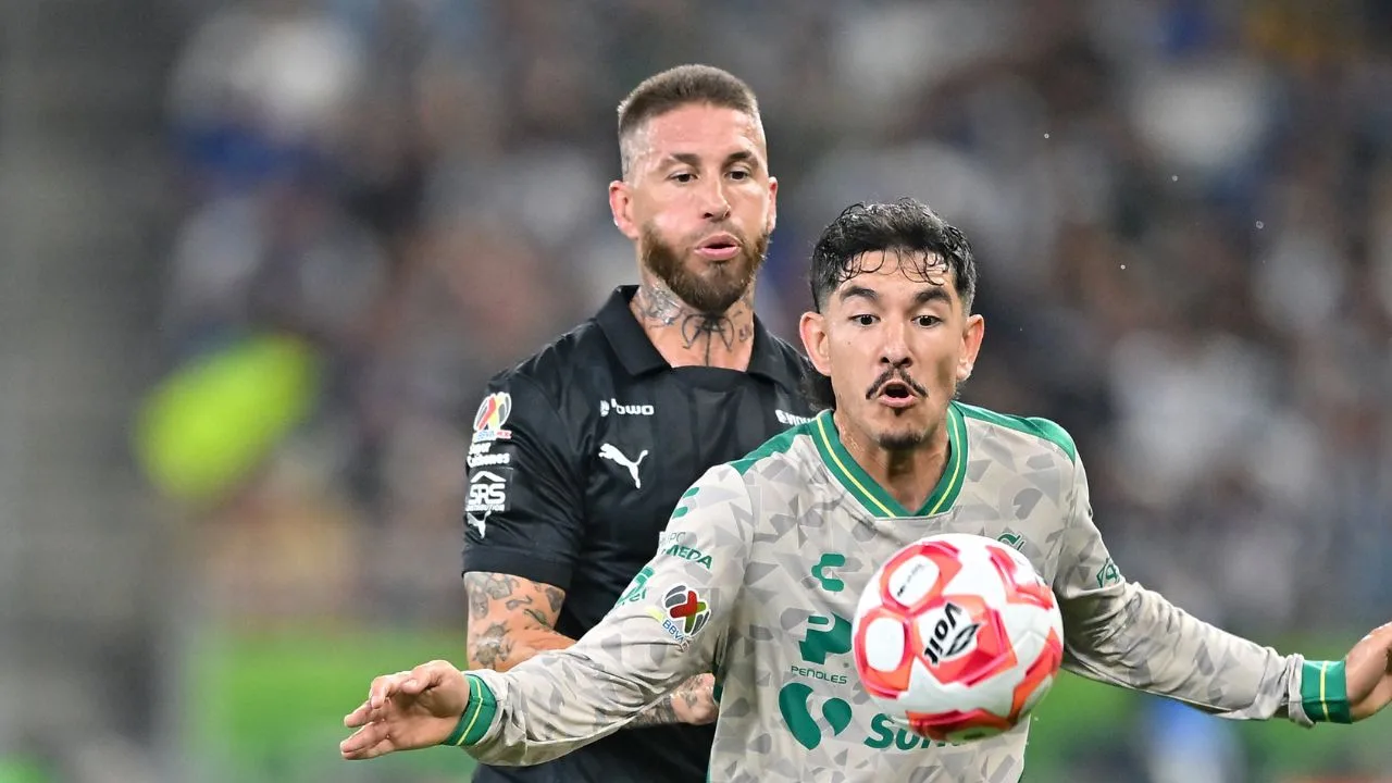 Sergio Ramos de Monterrey y Jesús Ocejo de Santos, disputando un balón. 