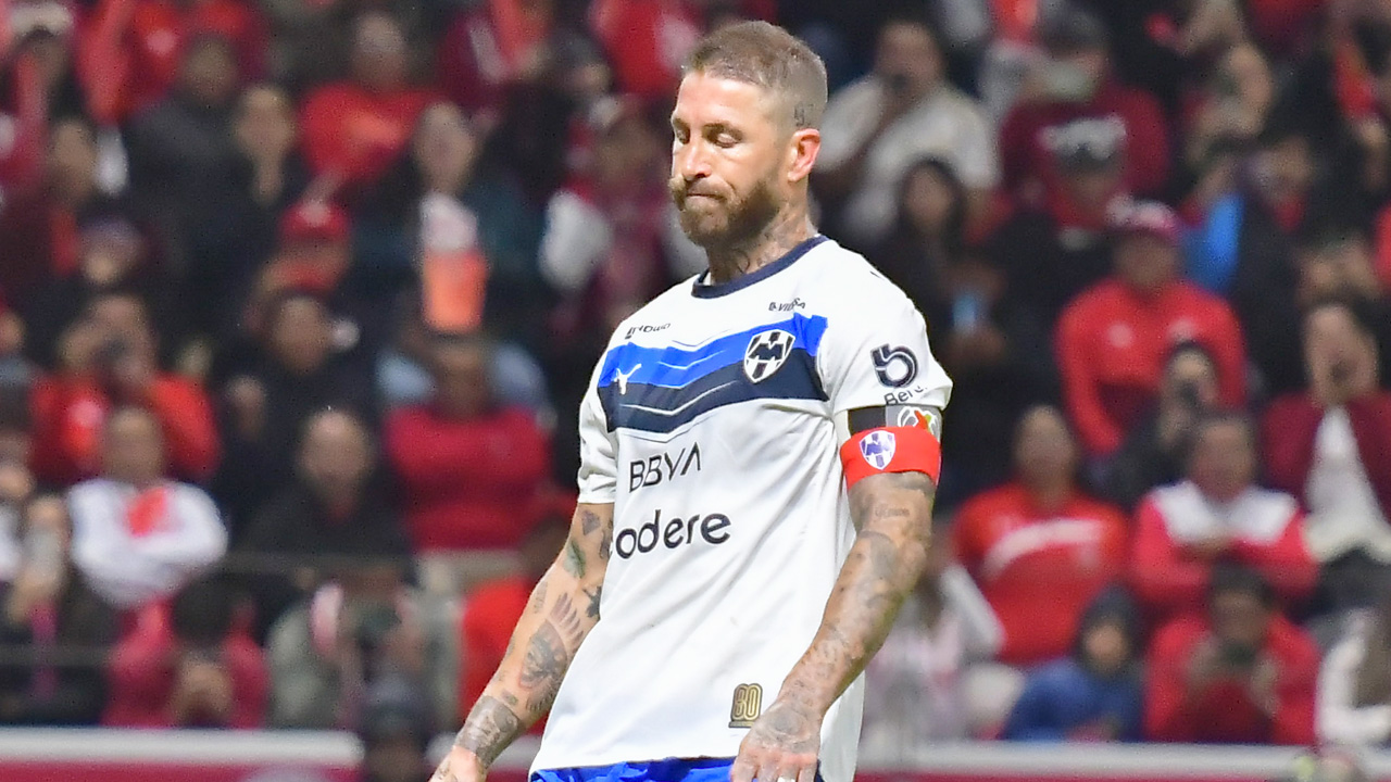 Sergio Ramos falló un insólito penal en Toluca vs Monterrey.