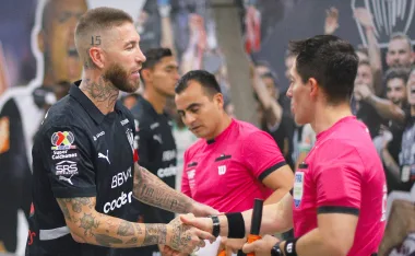 Sergio Ramos sufre por culpa del arbitraje.