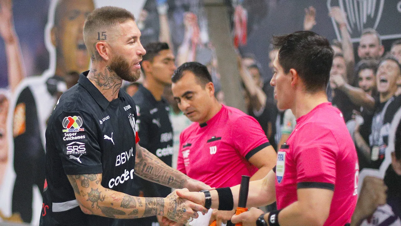 Sergio Ramos sufre por culpa del arbitraje.