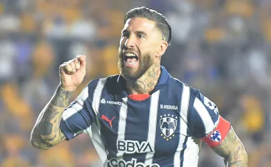 Sergio Ramos protestó por el arbitraje y lo sancionaron.