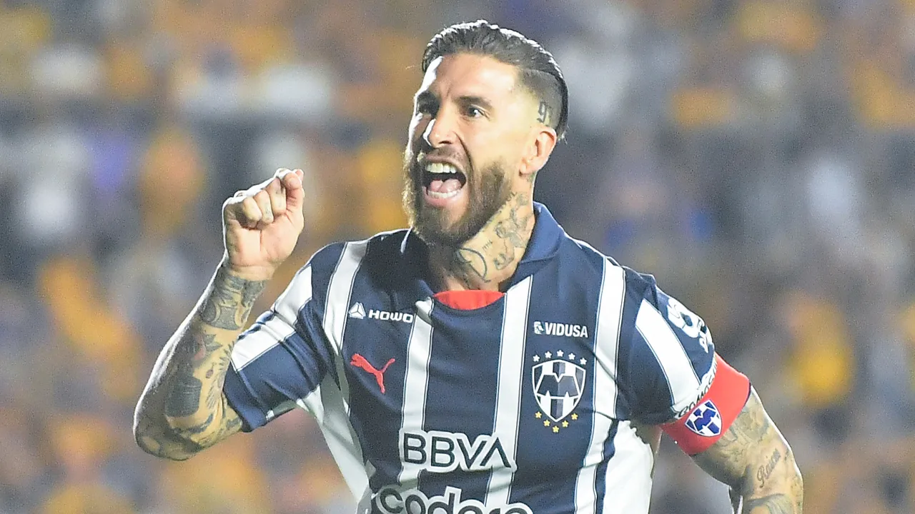 Sergio Ramos protestó por el arbitraje y lo sancionaron.