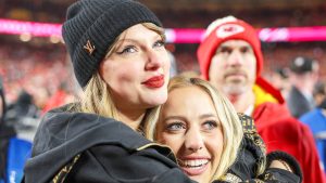 Taylor Swift y Brittany Mahomes juntas en celebración con Chiefs.