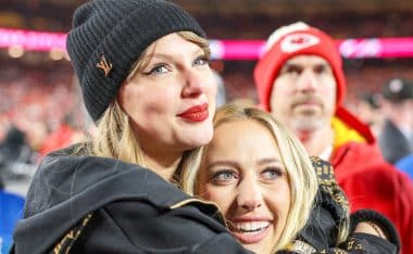 Taylor Swift y Brittany Mahomes juntas en celebración con Chiefs.