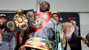 Terence Crawford junto a sus cinturones de campeón.